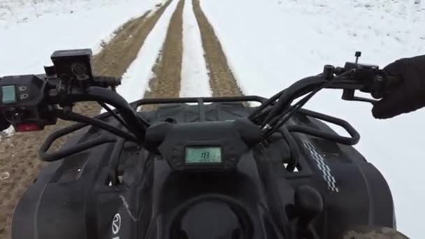 인칭으로 자전거를 눈덮인 지형에서 운전대를 수있습니다 사람은 겨울에 눈덮인 길에서 — 비디오
