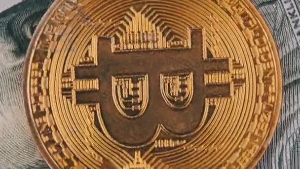 Bitcoinはドルの背景を背景にクローズアップを回転させます 暗号通貨のゴールドシンボル 暗号通貨とフラットマネーの概念 Btc ビットコイン ブロックチェーン技術 — ストック動画