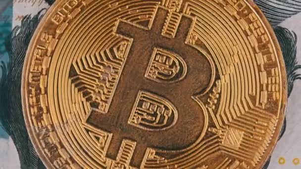 Bitcoin Draait Close Tegen Achtergrond Van Dollars Goud Symbool Van — Stockvideo