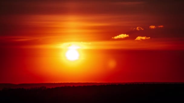 Timelapse Dramático Atardecer Cielo Naranja Sobre Horizonte Gran Sol Rojo — Vídeos de Stock