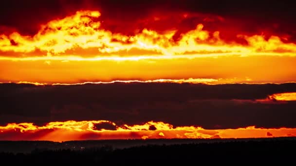 Ufuktaki Turuncu Gökyüzünde Fırtına Bulutları Arasından Dramatik Günbatımının Zamanı Güneş — Stok video