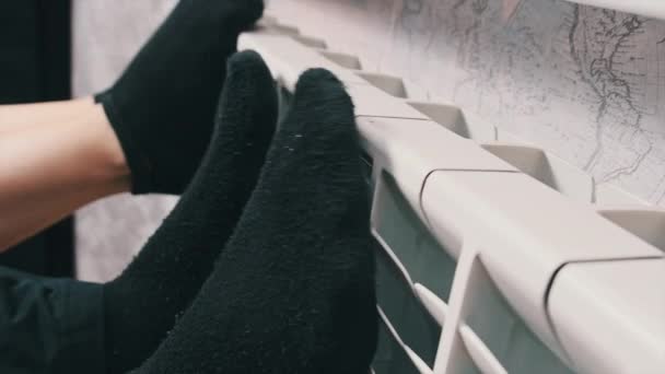 Mannelijke Vrouwelijke Voeten Sokken Worden Verwarmd Een Verwarming Radiator Door — Stockvideo