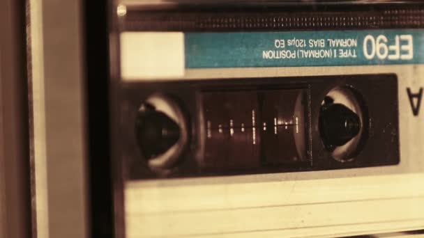 盒式磁带在录音机里播放 甲板上的盒式磁带播放和旋转 复古录音机中的老式录音 呼叫录音 盒式磁带播放 — 图库视频影像