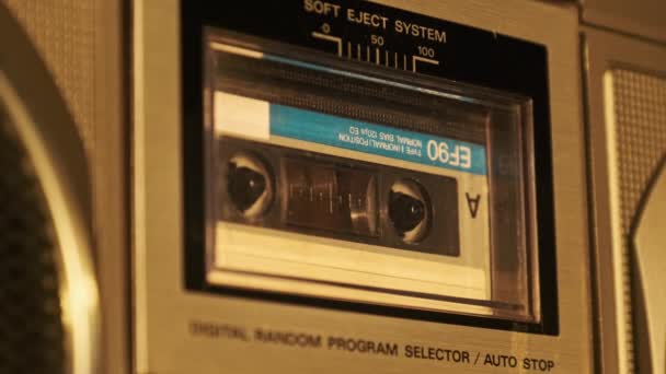 Κασέτα Παίζεται Στο Μαγνητόφωνο Κοντινό Πλάνο Κασέτα Ήχου Στο Κατάστρωμα — Αρχείο Βίντεο