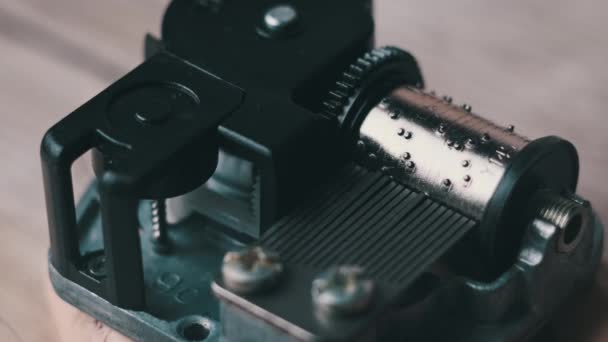 Old Music Box Mechanism Spinning Cylinder Cogs Macro Retro Music — Αρχείο Βίντεο