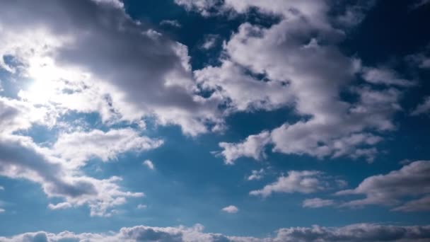 Mavi Gökyüzünde Parlak Güneşin Altında Hareket Eden Bulutlar Zaman Kavramı — Stok video