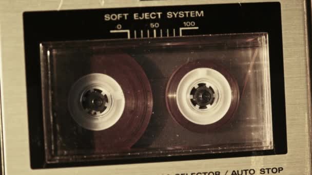 Κασέτα Παίζεται Στο Μαγνητόφωνο Κοντινό Πλάνο Διαφανής Κασέτα Ήχου Στο — Αρχείο Βίντεο