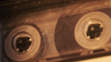 Teypte kaset oynatılıyor. Yakın plan. Güvertede çalan ve döndüren şeffaf ses kaseti. Eski retro kaydediciyle klasik ses kaydı. Kaydı ara. Ses kaydı oynatıcısı, Macro