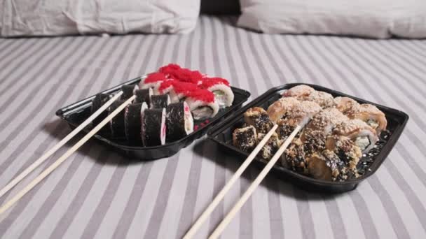 Los Rollos Sushi Recipiente Plástico Encuentran Una Cama Doble Una — Vídeos de Stock