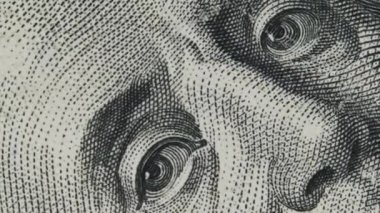 100 $'lık banknot yakın çekim yap. Benjamin Franklin portresiyle yüz dolarlık banknotu döndürmenin uç noktası. Nakit para geçmişi. Amerikan doları nakitinin detaylı görüntüsü. İş, yatırım