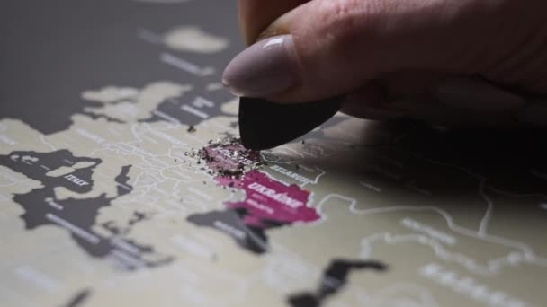 Mão Feminina Arranhando Superfície Mapa Arranhões Com País Polônia Raspe — Vídeo de Stock