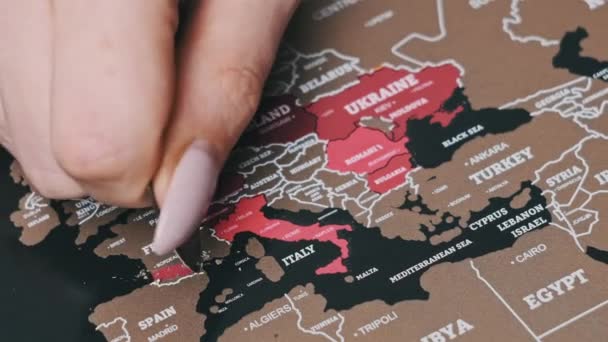 Žena Ruka Škrábání Francie Země Povrchu Scratch World Map Poškrábat — Stock video