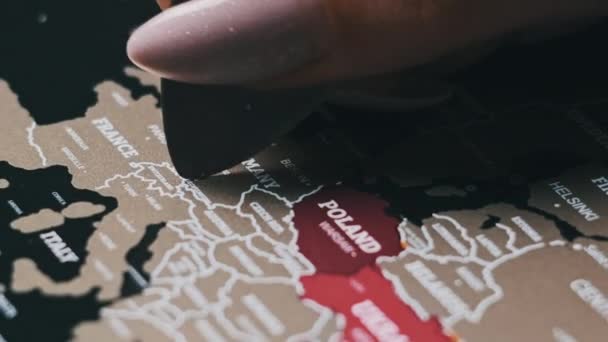 Femmina Mano Graffiare Germania Paese Sulla Superficie Scratch World Map — Video Stock