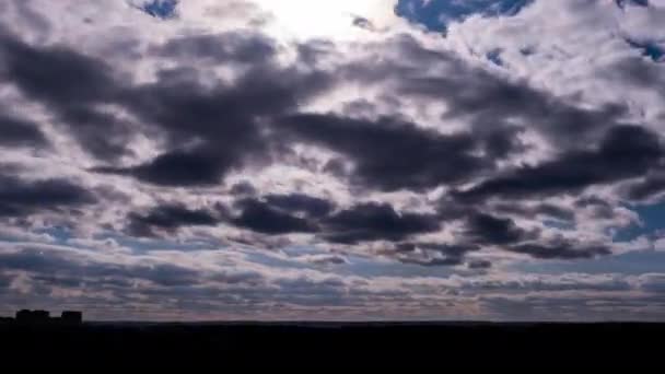 Kümülüs Bulutları Gökyüzünde Hareket Ederken Ufukta Güneş Beliriyor Zaman Geçiyor — Stok video