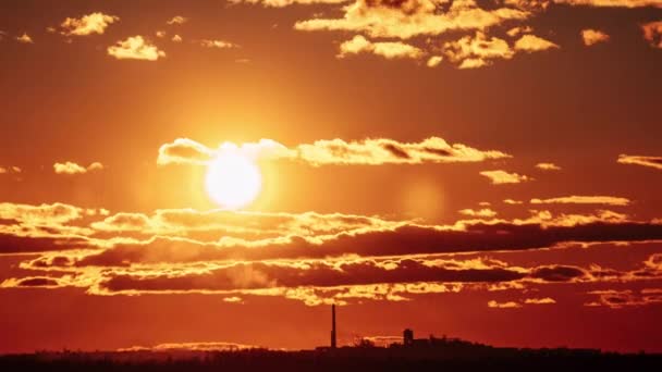 Gün Batımını Turuncu Gökyüzünde Fabrikanın Üzerinde Dumanlı Bir Pipo Ile — Stok video