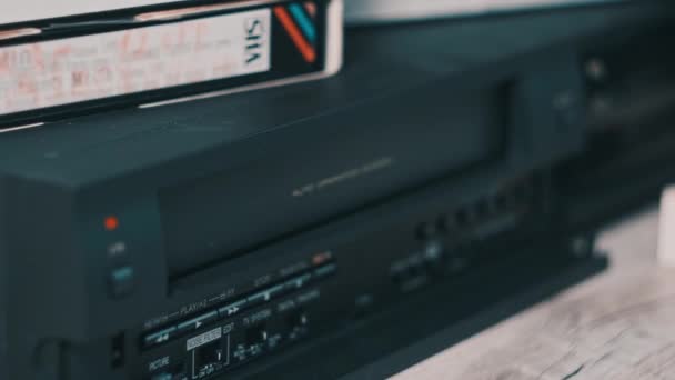 Inserte Cassette Vhs Reproductor Vcr Grabadora Cinta Vídeo Vintage Negra — Vídeos de Stock