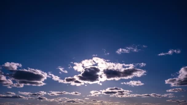 Zaman Ayarlı Hafif Kümülüs Bulutları Parlak Güneşle Mavi Gökyüzünde Hareket — Stok video