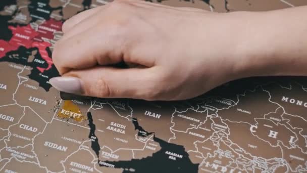 Mano Femminile Scratching Egitto Paese Sulla Superficie Scratch World Map — Video Stock