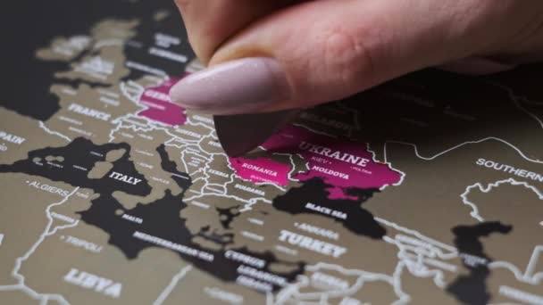 Mapa Świata Scratch Rumunia Powierzchni Mapy Świata Scratch Kobieca Ręka — Wideo stockowe