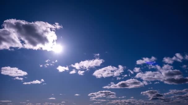 Timelapse Luz Cúmulos Nubes Que Mueven Cielo Azul Con Sol — Vídeo de stock