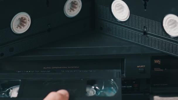 Vhs Kassette Vcr Player Einlegen Schwarzer Vintage Videokassettenrekorder Auf Einem — Stockvideo