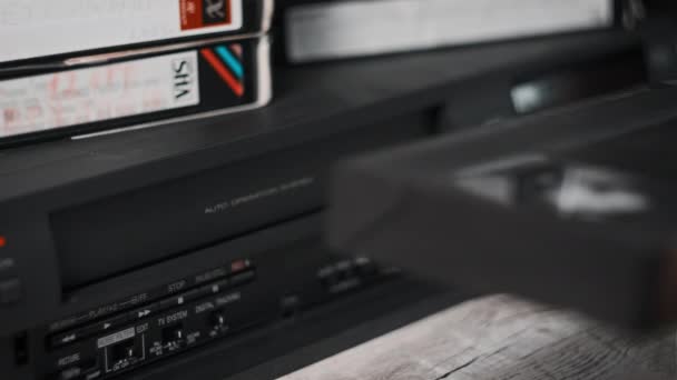 Plaats Vhs Cassette Videospeler Zwarte Vintage Videoband Cassette Recorder Met — Stockvideo