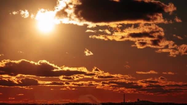 タイムラプスとオレンジの空に素晴らしい夕日 明るいオレンジ色の太陽は 雲の背後を移動します 壮大な雲の空間 鮮やかな色 タイムラプス 曇り空の美しい日没 — ストック動画