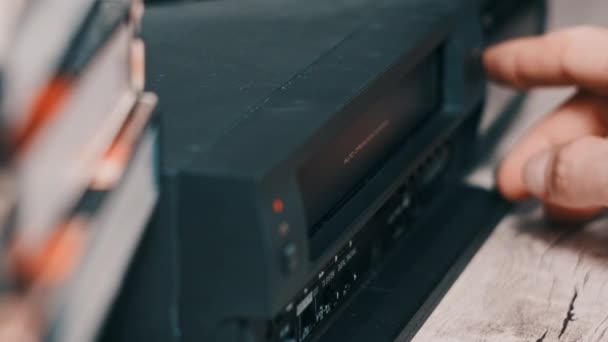 Vhs Kassette Aus Videorekorder Auswerfen Männliche Hand Drückt Einen Knopf — Stockvideo