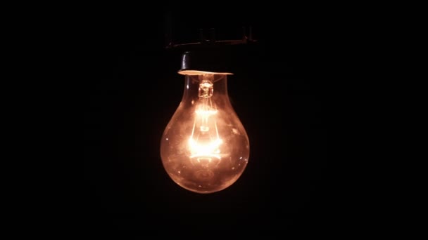 Edison Lampe Leuchtet Auf Und Flackert Auf Schwarzem Hintergrund Eine — Stockvideo