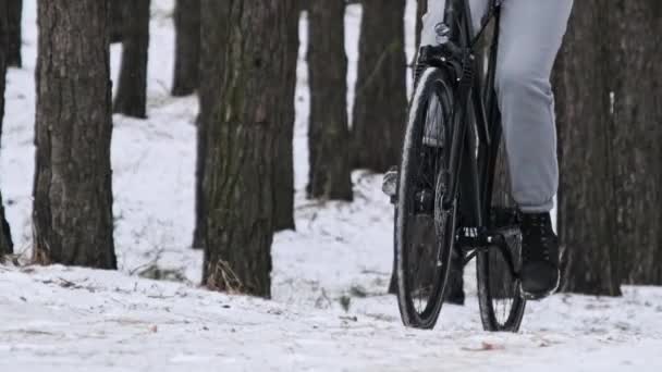 Eine Alleinstehende Radfahrerin Fährt Zeitlupe Einem Waldweg Vorbei Eine Junge — Stockvideo