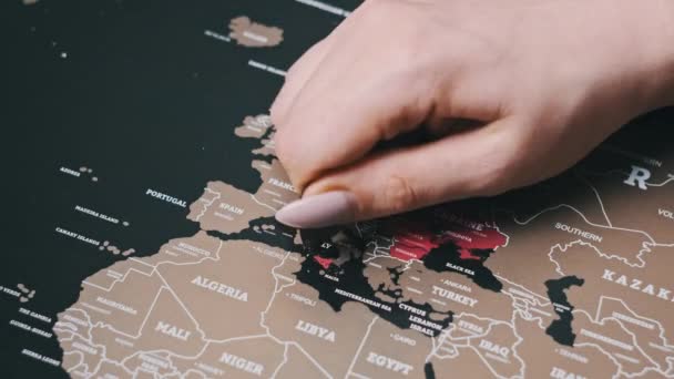 Scratching Paese Italia Sulla Superficie Scratch World Map Mano Femminile — Video Stock