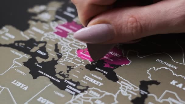 Female Hand Scratching Romania Country Surface Scratch World Map Scratch — Vídeo de stock