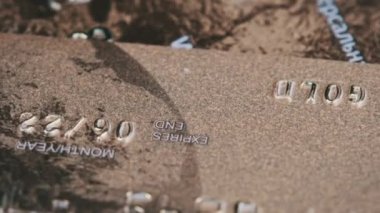 Kredi kartı sırayla kapanır. Plastik banka kartı makroda dönüyor. Çevrimiçi ve perakende alışveriş için ödeme yöntemleri. Plastik üzerinde numaraları olan altın banka kartı. Para, tasarruf, kredi kavramı