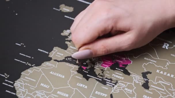Искажение Страны Италия Поверхности Scratchworld Map Женская Рука Поцарапала Карту — стоковое видео