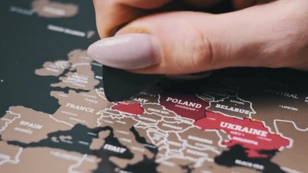 Kobieta Ręka Drapanie Niemcy Kraj Powierzchni Scratch World Mapa Drapanie — Wideo stockowe