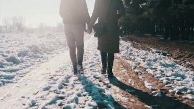 İki kız kış ormanında el ele yürüyorlar. Yavaş çekimde, dikiz aynasıyla. Parlak güneşe karşı kar yolunda yürüyen kadın kız arkadaşlar. Sevgi dolu bir çift adımın arka görüntüsü. LGBT, lezbiyen