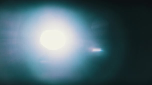 Φως Σημείο Ενός Φωτεινού Φακού Που Κατευθύνεται Προς Την Κάμερα — Αρχείο Βίντεο