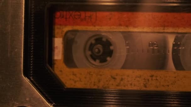 Воспроизведение Аудиокассеты Винтажном Магнитофоне Рекорд Плеер Играет Старую Желтую Аудиокассету — стоковое видео
