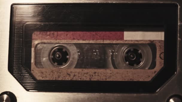 留声机中的盒式磁带回放 在摇曳的烛光中播放黄色旧盒式磁带的录音机 老式磁带卷轴在甲板上旋转 呼叫录音 80年代 — 图库视频影像