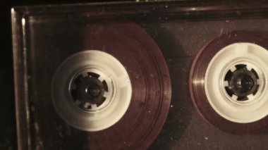 Teypte kaset oynatılıyor. Yakın plan. Güvertede çalan ve döndüren şeffaf ses kaseti. Eski retro kaydediciyle klasik ses kaydı. Kaydı ara. Ses kaydı oynatıcısı, Macro