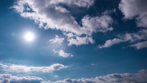 Облака Движутся Ярким Солнцем Голубом Небе Течением Времени Облачный Фон — стоковое видео
