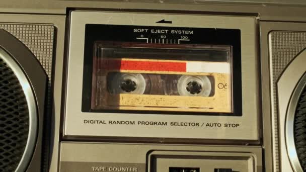 カセットはテープレコーダーで再生されます 接近中だ デッキでの黄色のオーディオカセットの再生と回転 古いレトロレコーダーでヴィンテージサウンドレコーディング 通話記録 Audiocassette再生 マクロ — ストック動画