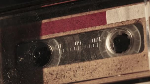 Die Kassette Wird Tonbandgerät Abgespielt Nahaufnahme Gelbe Audiokassette Deckspiel Und — Stockvideo