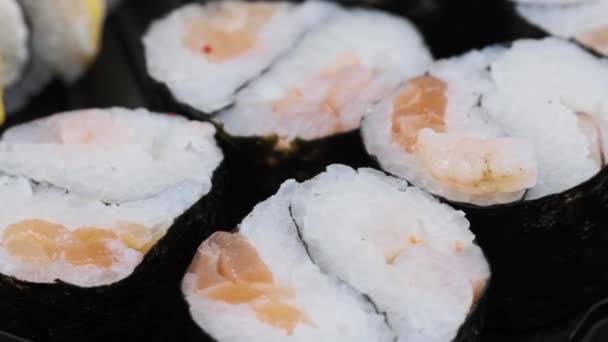 Sushi Rollen Plastic Doos Draaien Close Verse Japanse Sushi Met — Stockvideo