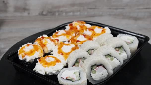Rolos Sushi Caixa Plástico Giram Close Sushi Japonês Fresco Com — Vídeo de Stock