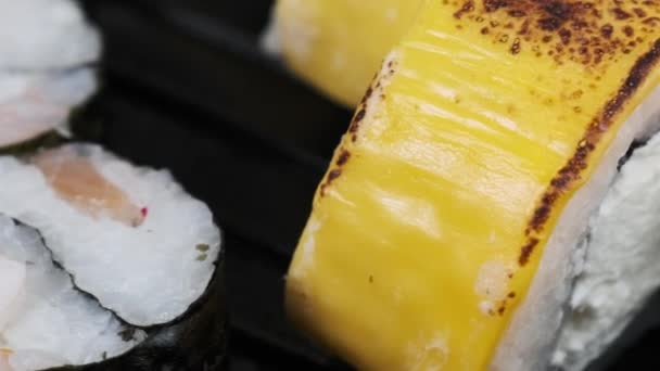 Japońskie Bułki Sushi Plastikowym Pudełku Obracają Się Bliska Wynos Świeże — Wideo stockowe