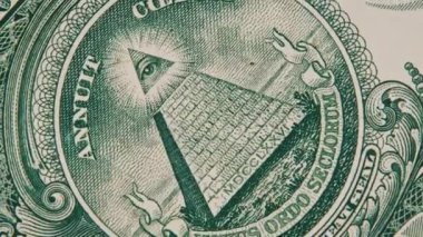 Mason, her şeyi gören göz işaretinin sembolü bir dolarlık yakın plan çekimde döner. Üzerinde piramit ve göz olan makro banknotlar halinde ABD banknotu. Yeni dünya düzeni, seçkinler. Enflasyonu, ekonomiyi, komployu hesaba kat. 4K