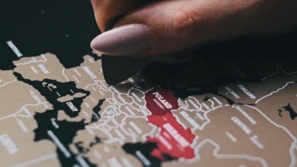 Kobieta Ręka Drapanie Niemcy Kraj Powierzchni Scratch World Mapa Drapanie — Wideo stockowe