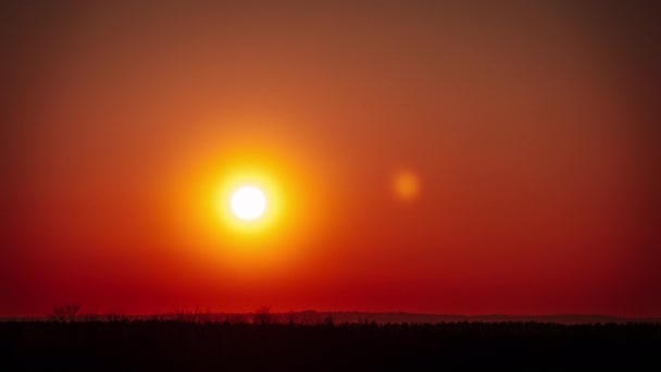 Ufuktaki Turuncu Gökyüzünde Gün Batımının Zamanı Güneş Işığıyla Birlikte Büyük — Stok video