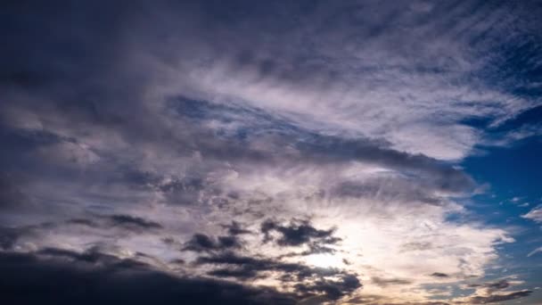 Kümülüs Fırtına Bulutlarının Zaman Çizelgesi Ufukta Güneş Varken Gökyüzünde Hareket — Stok video